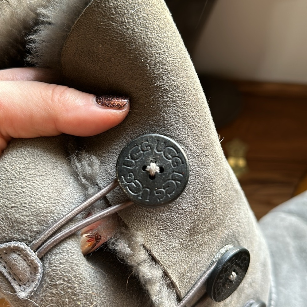 Size 8 triple Bailey button Ugg boots - Picture 3 of 9